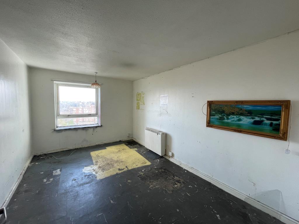 Lot: 75 - TWO-BEDROOM FLAT FOR IMPROVEMENT WITH SEA VIEWS -